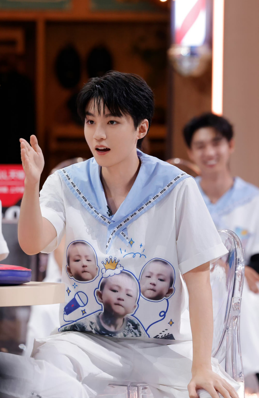 王俊凯把小时候的自己穿身上了,一个是大帅哥,一个是小可爱 #动态连更