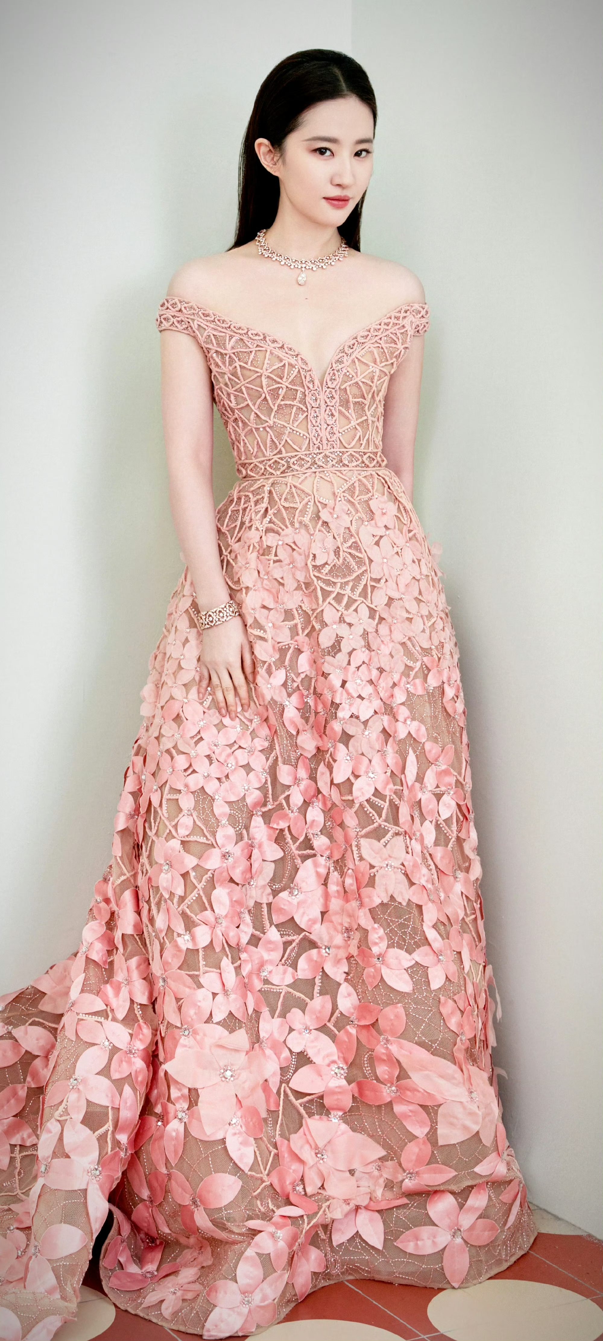 仙女姐姐刘亦菲来啦,#刘亦菲灵动之美# 刘亦菲的礼服好美啊!#刘亦菲