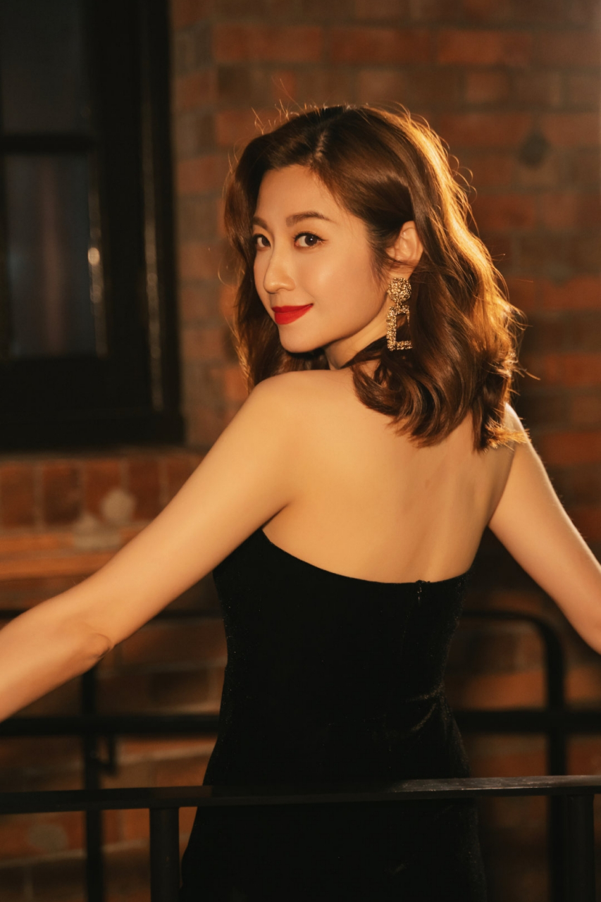 优雅与魅力的完美融合:陈自瑶最新时尚大片