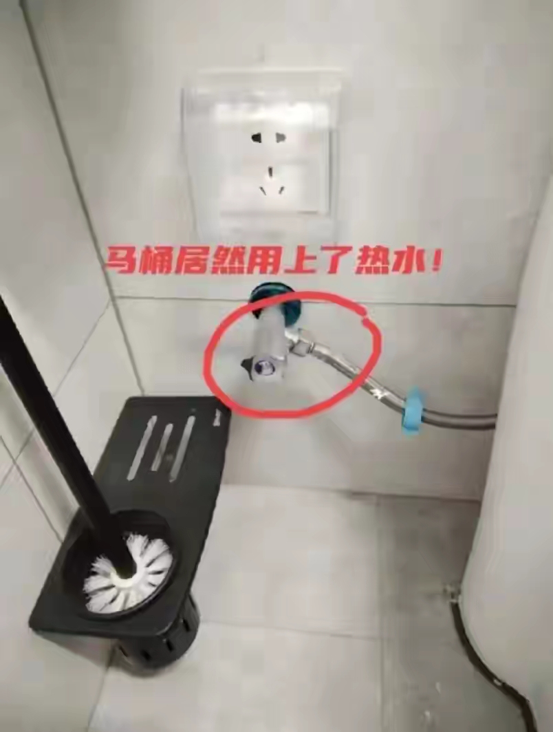 把两个卫生间中的马桶的水管错接在了热水管上,马桶一冲水,热水器就