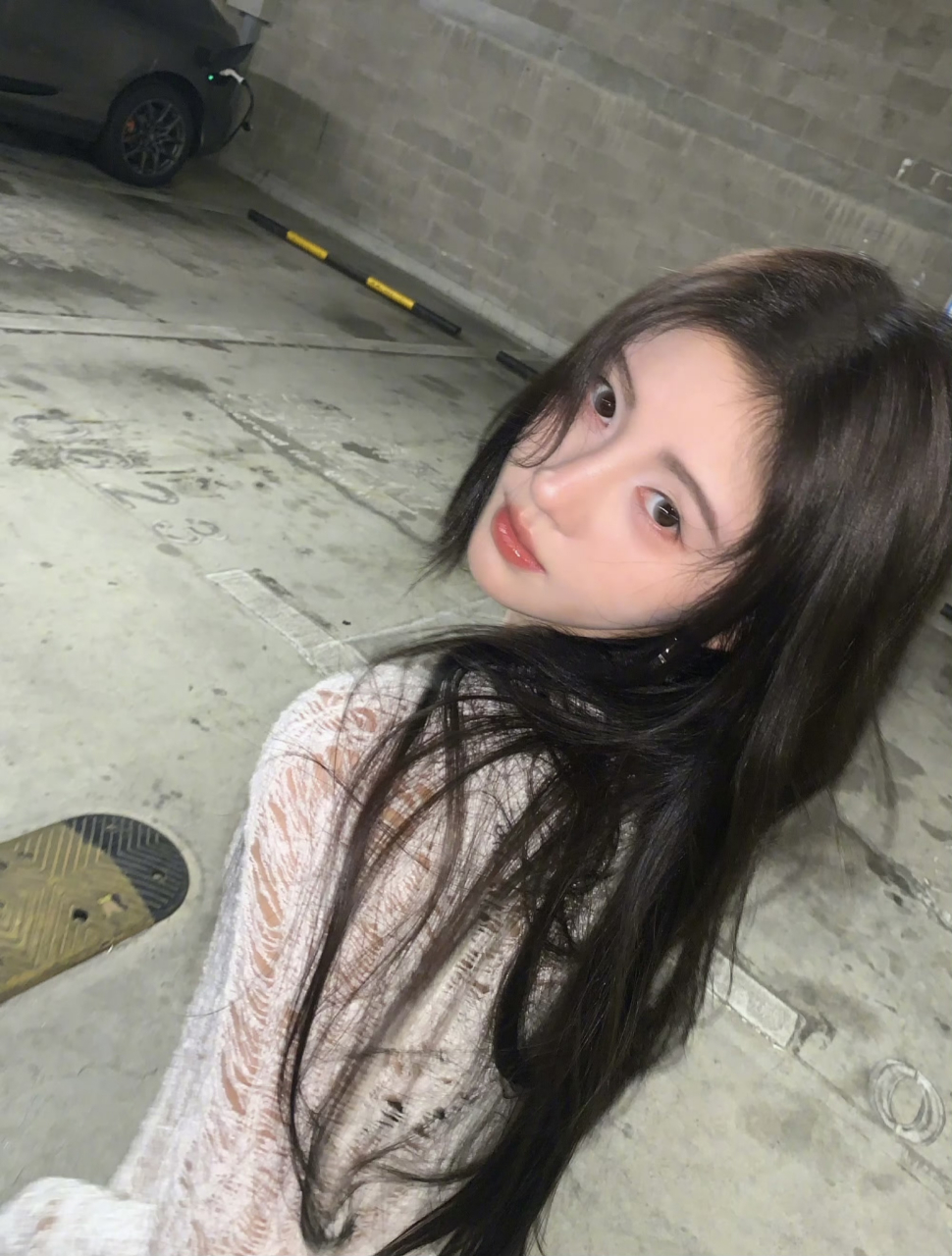 鞠婧祎这件衣服有点透哦,内衣都看得到.
