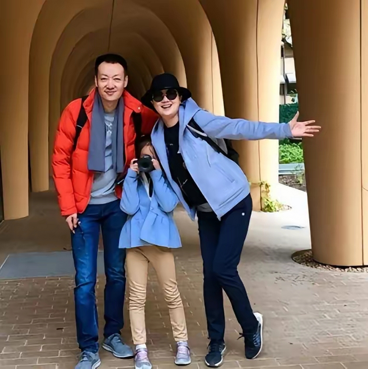 一次,朱媛媛给丈夫辛柏青打电话:"你在哪呢?"辛柏青:"在家呢.