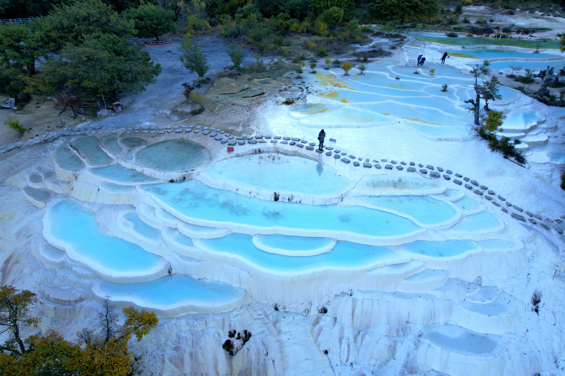 距离云南香格里拉100㎞的地方,有个叫白水台的不起眼的景区.