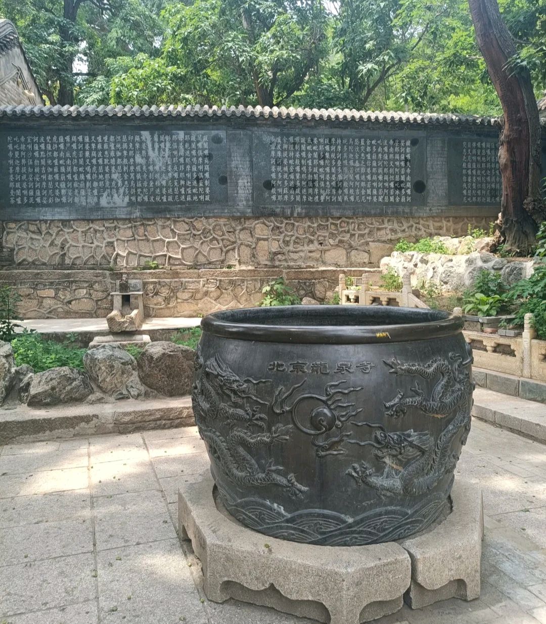 在北京凤凰岭有一龙泉寺,它坐落在