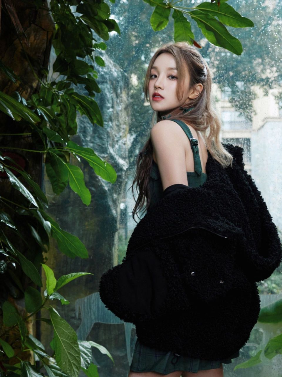 宋雨琦时尚大片绽放:墨绿束腰格纹吊带裙演绎复古风情