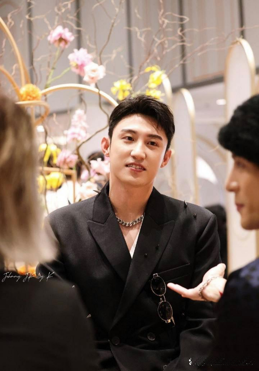 黄景瑜戴眼镜挺帅的,但更多人觉得他摘了眼镜后更迷人