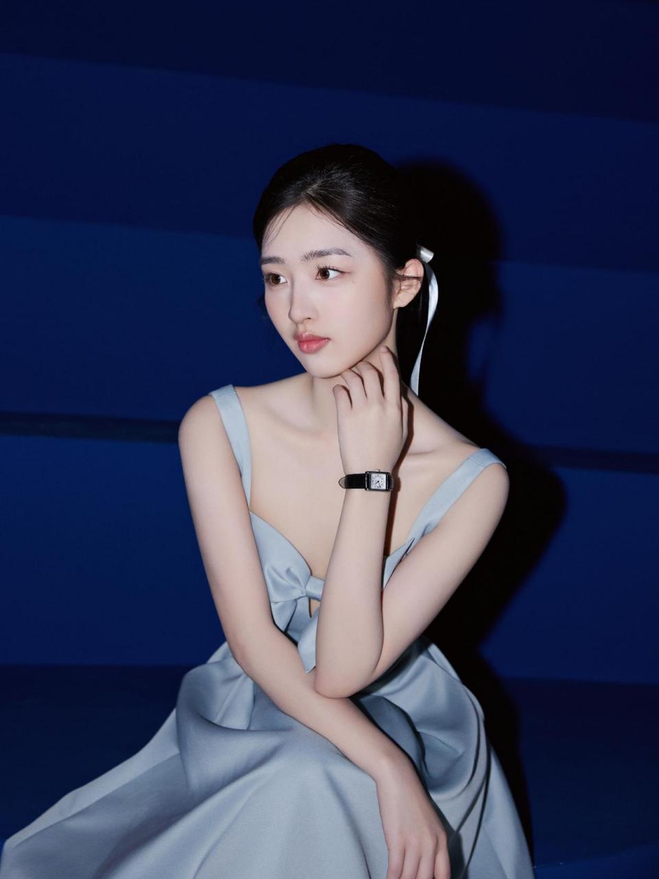 邓恩熙甜美写真