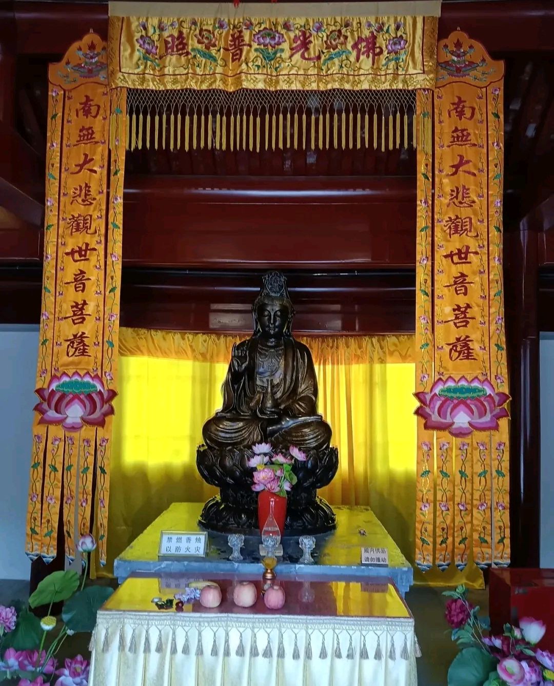 在北京凤凰岭有一龙泉寺,它坐落在