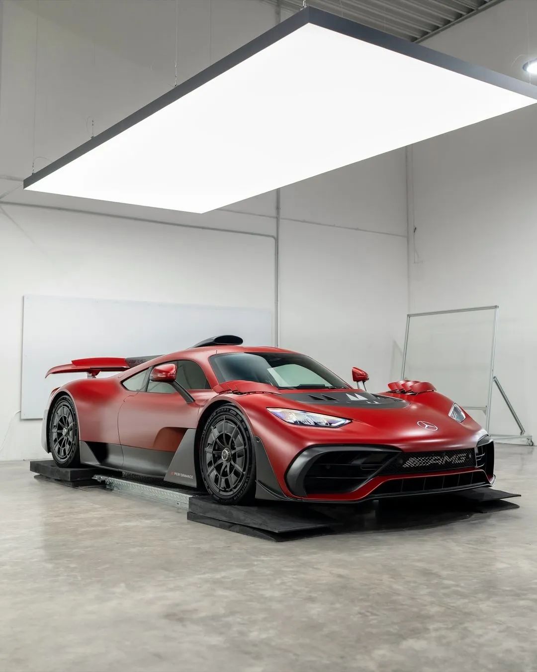 红色奔驰amgone是车迷和收藏家梦寐以求的超级跑车