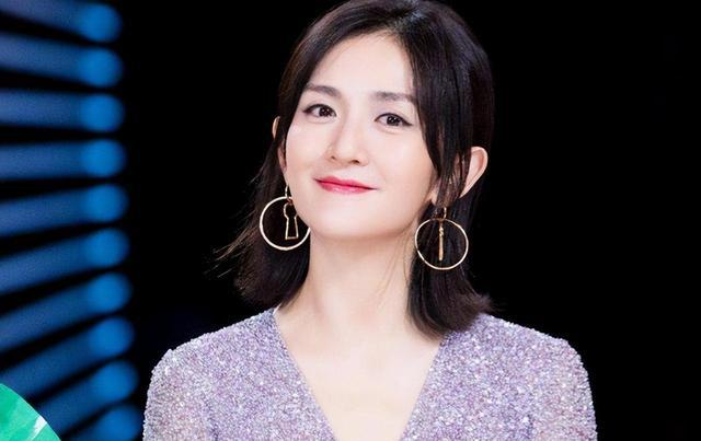 太阳女神谢娜回归舞台,短发造型惊艳,展现稳重温柔之美