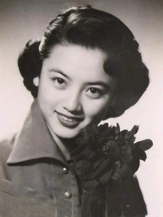 90岁高龄的"长城二公主"石慧,依然隽秀,真正"岁月不败美人"