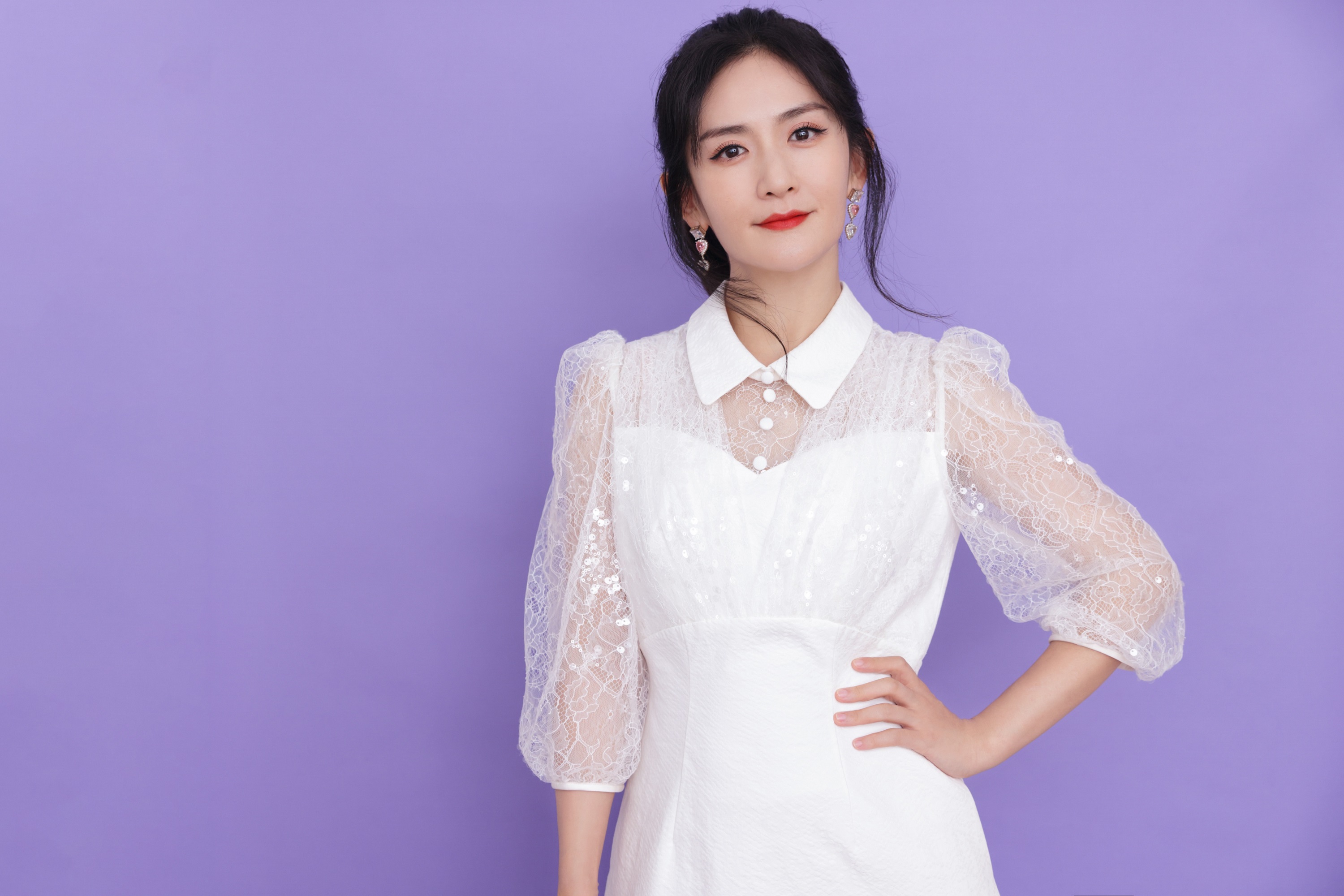 太阳女神谢娜回归舞台,短发造型惊艳,展现稳重温柔之美