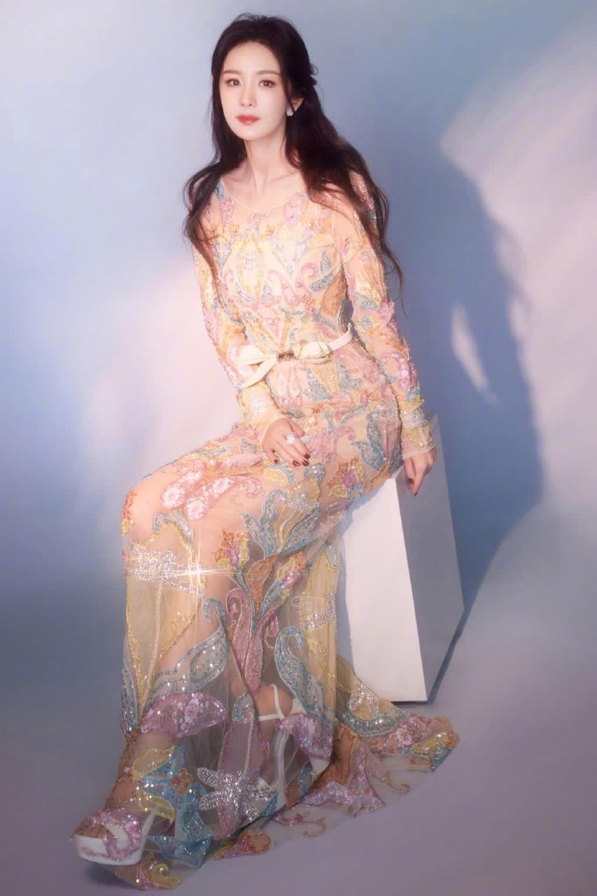 杨幂:白色厚底一字带高跟凉鞋