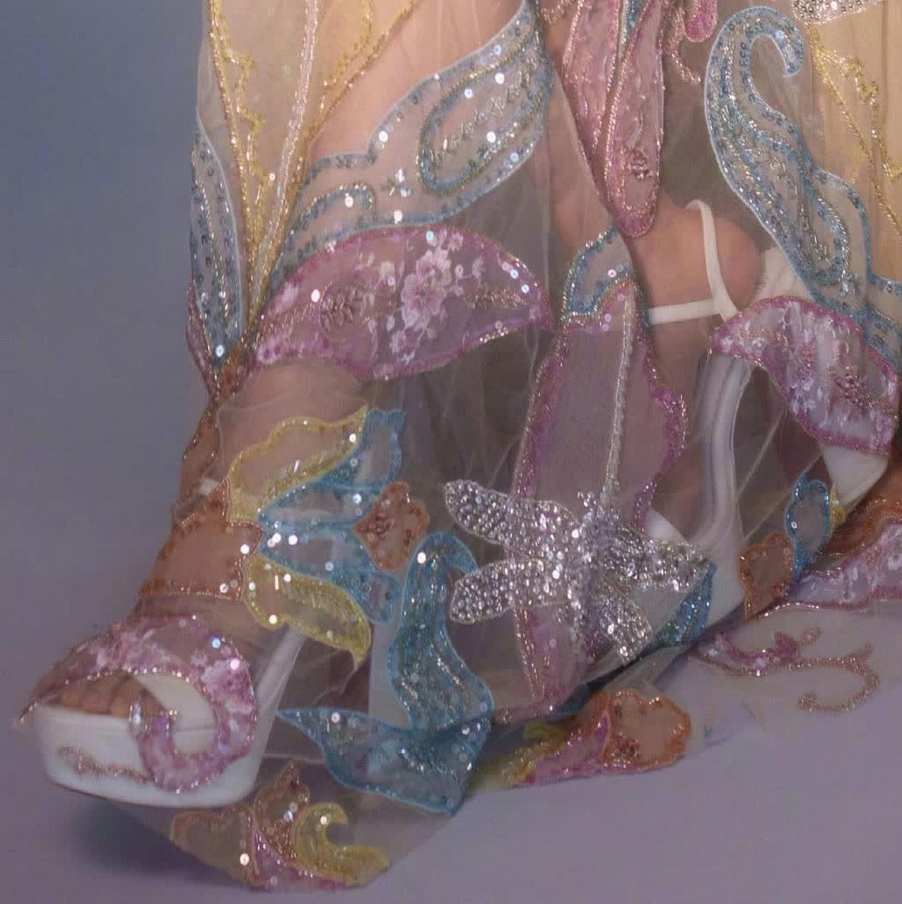 杨幂:白色厚底一字带高跟凉鞋