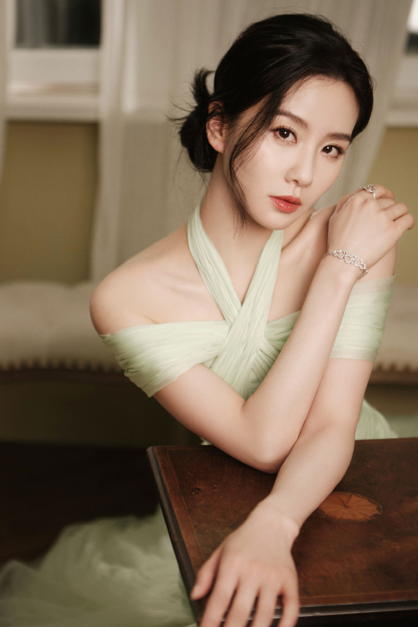 刘诗诗,轻盈薄纱裙