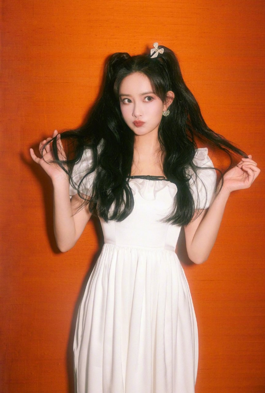 孟子义双马尾少女复古大片,白色泡泡袖公主裙