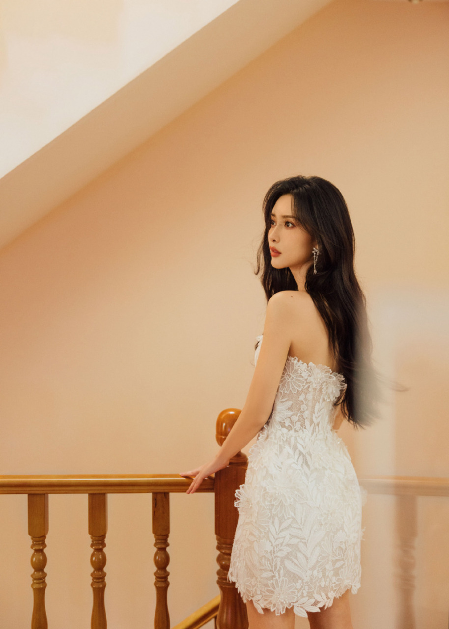 孟子义白色蕾丝裙,清爽甜美