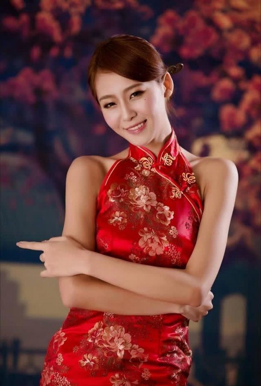 中国红旗袍纸扇气质美女婀娜百态娇媚典雅