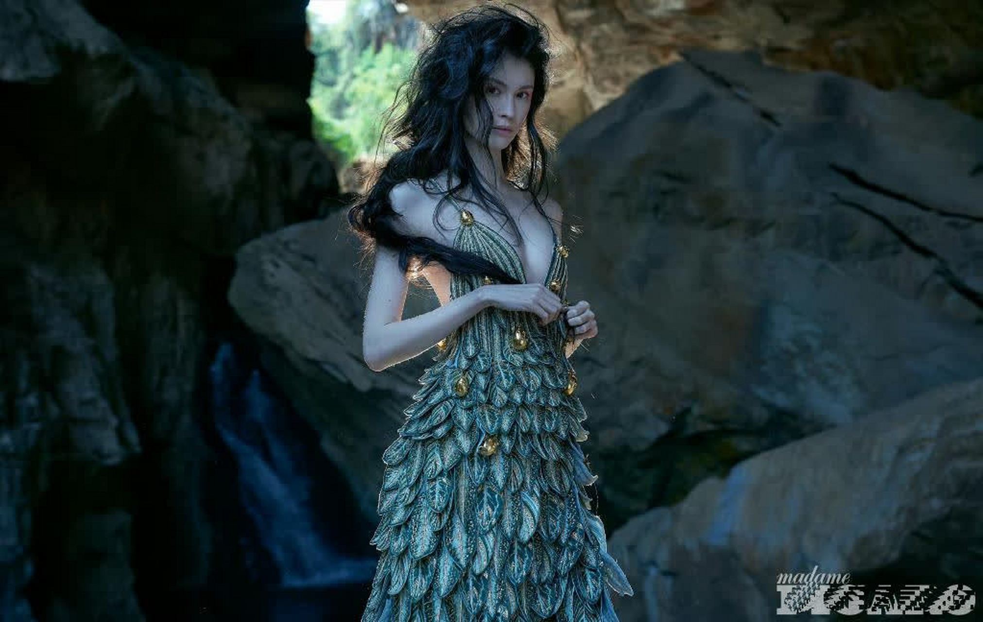 何穗和奚梦瑶的腿型都非常美丽,你更喜欢哪个?