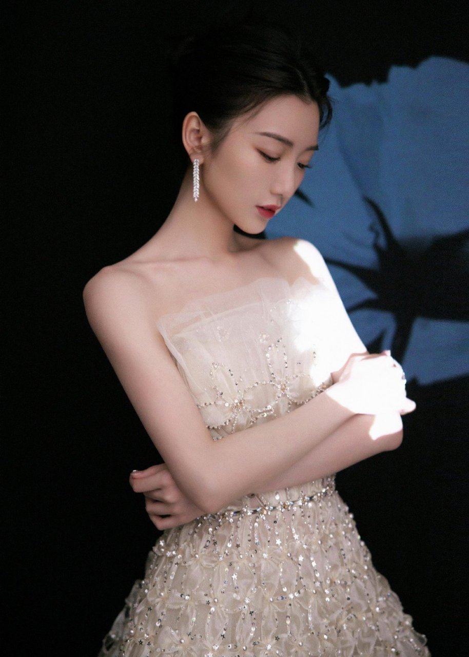 毛晓彤,国剧盛典白色流光长裙造型