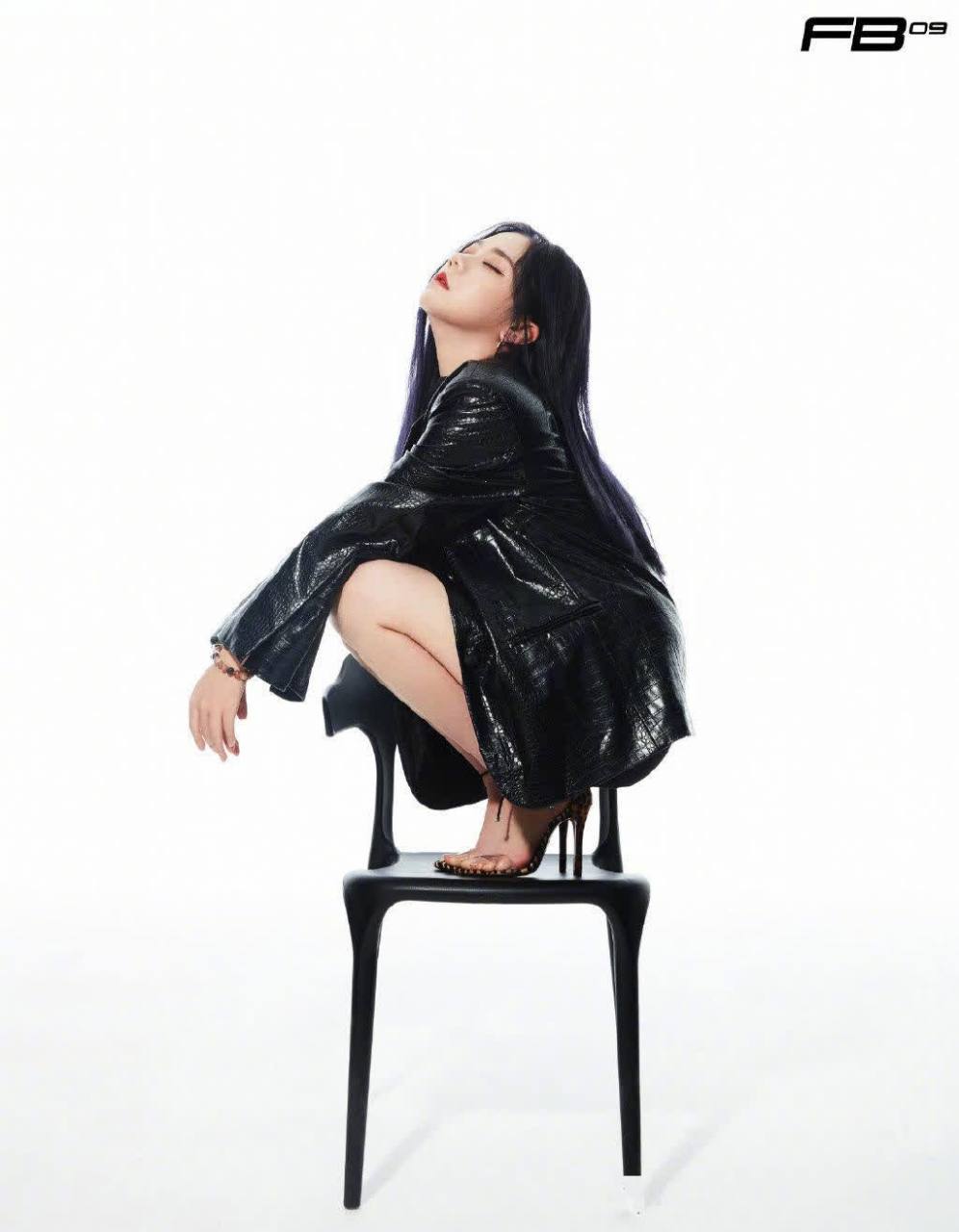 火箭少女101-张紫宁的透明带高跟凉鞋美足,如同白玉般纯净,令人心生