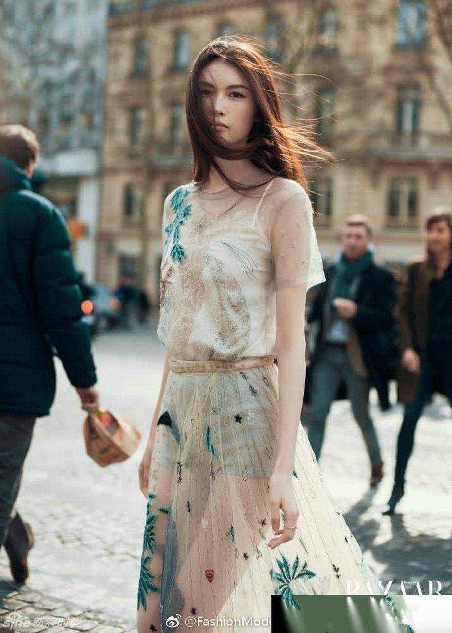 维密天使何穗巴黎秀长腿雪肌通透迷人