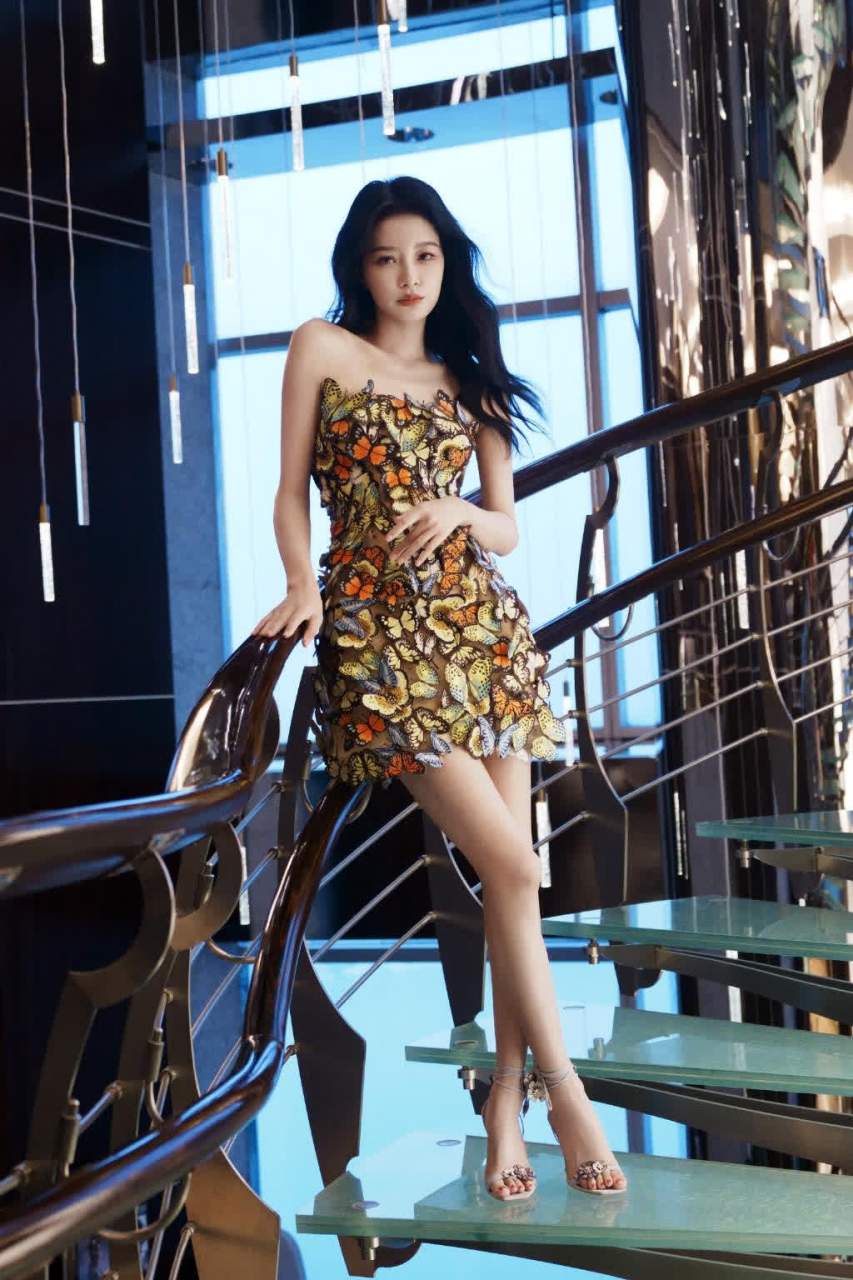 孙怡:紫色花卉一字带高跟凉鞋