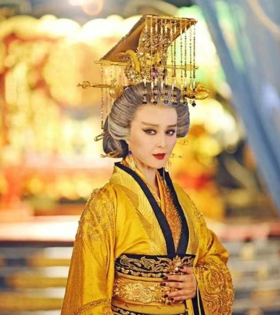 20出头的张昌宗服侍完已经80岁的武则天睡下之后,便来到了外面抽烟