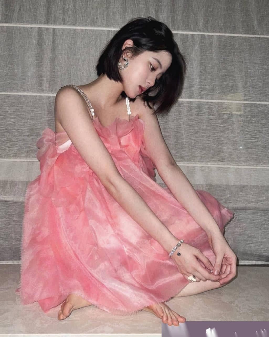 欧阳娜娜:光脚