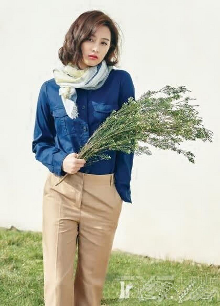 《太阳的后裔》金智媛写真碎花连衣裙演绎清新style