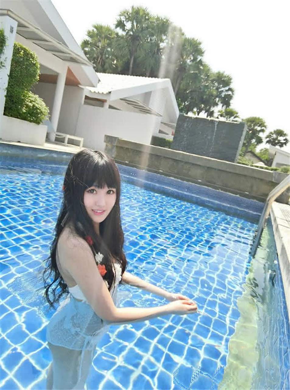 90后美女模特滕菲菲泰国普吉岛度假拍性感比基尼写真冰肌玉骨大长腿美