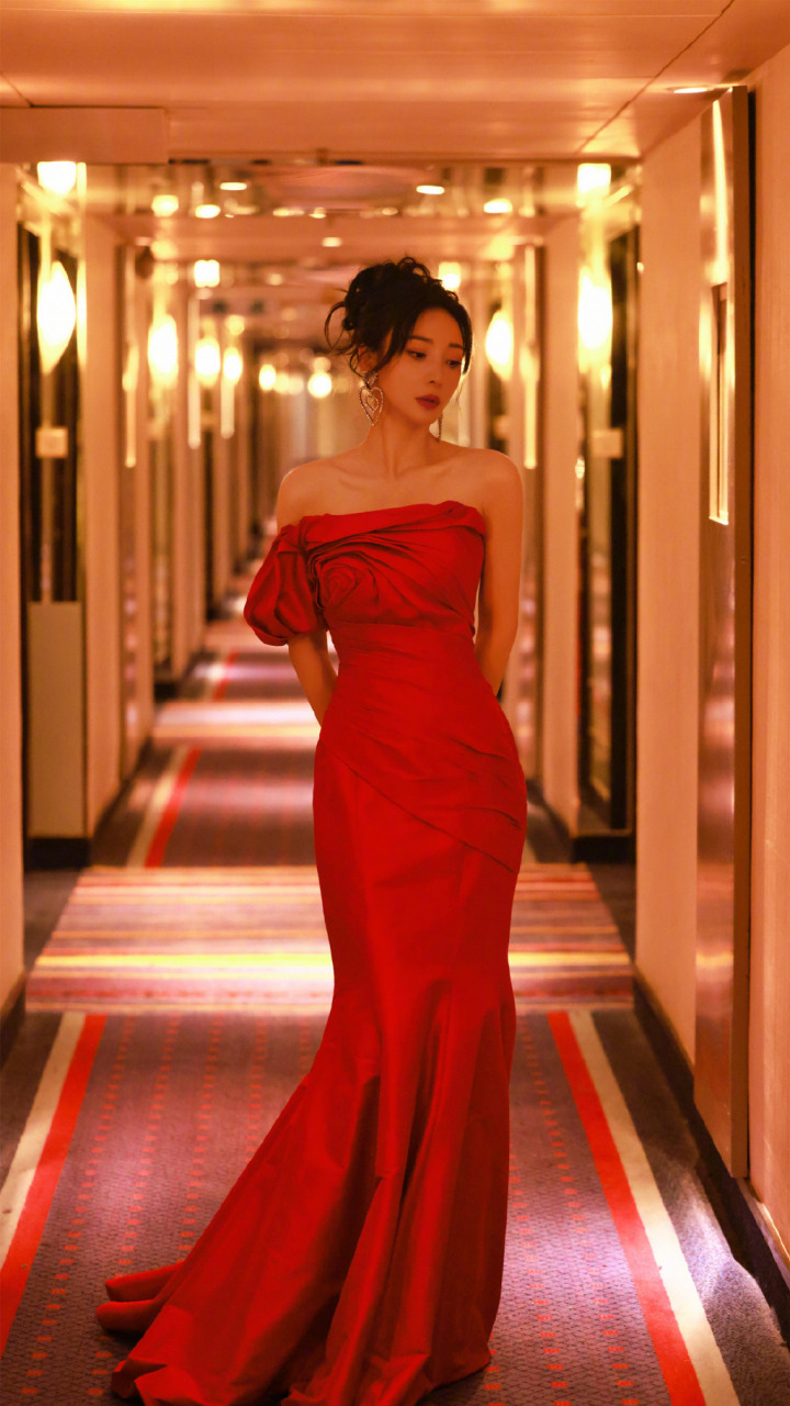 柳岩玫瑰红裙,轻盈曼妙