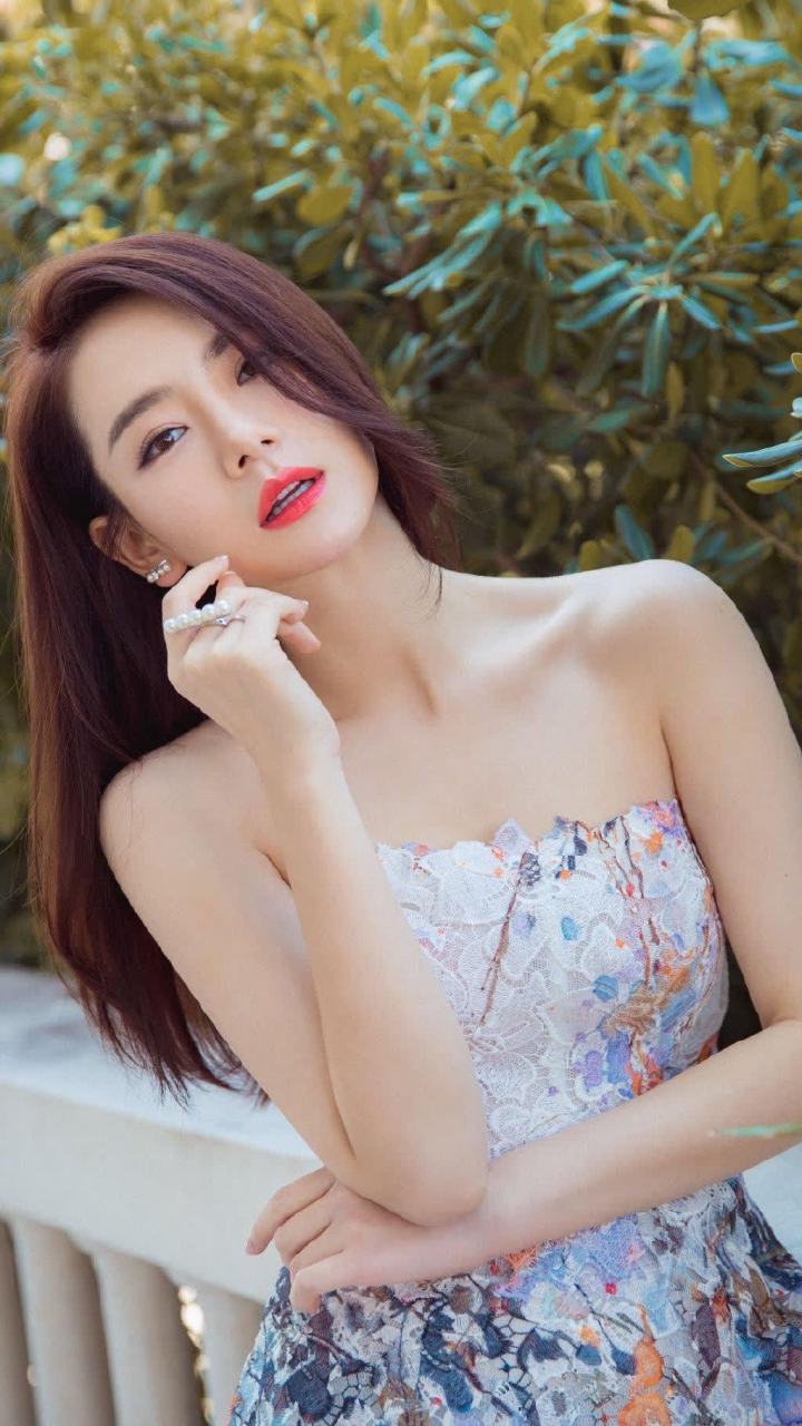 戚薇身穿抹胸连衣裙,撩人心弦的五官,美得让人招架不住