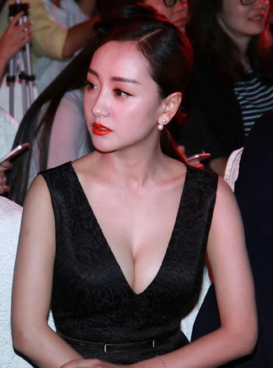 杨蓉性感与优雅大方并存,魅力无限