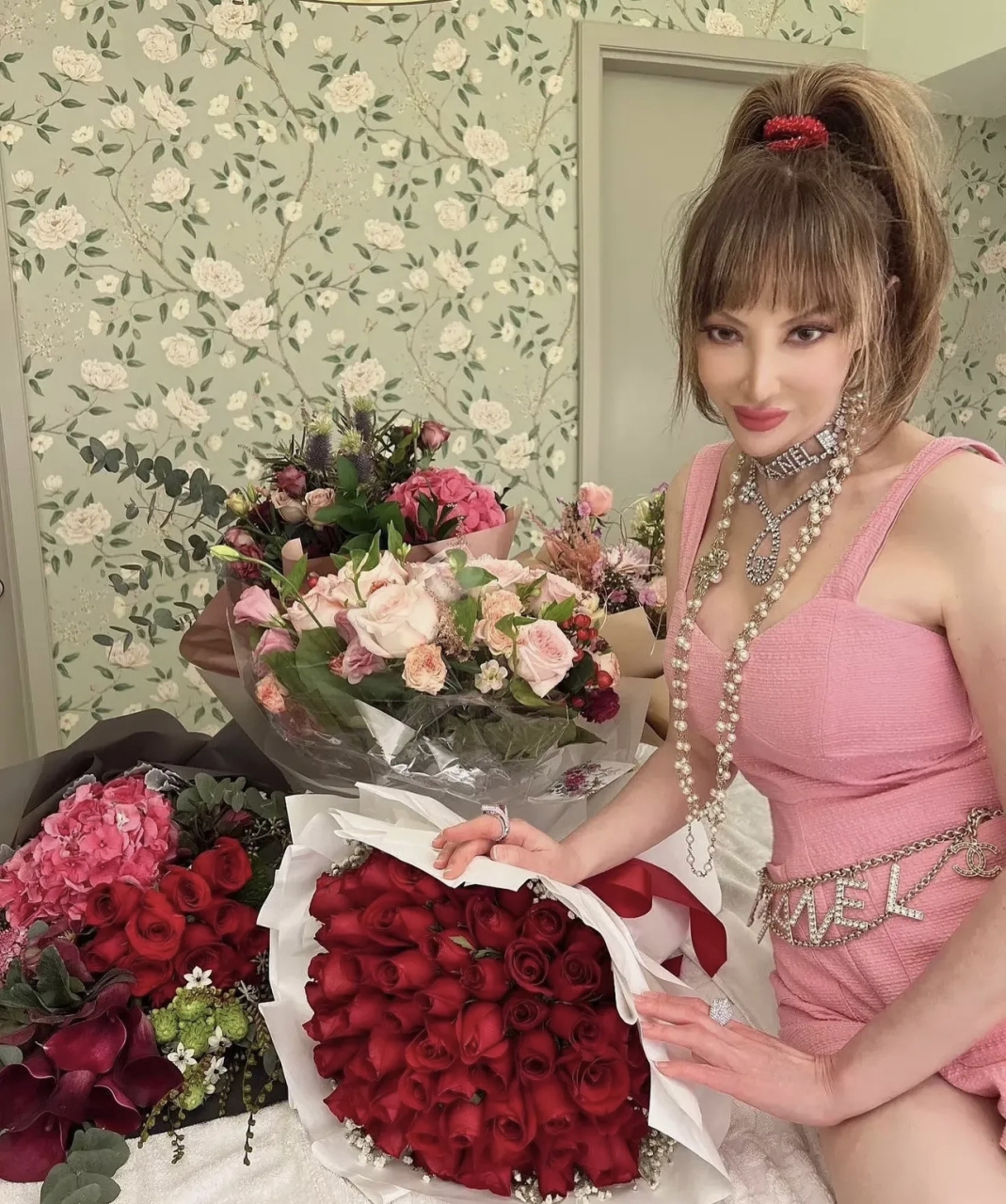 香港名媛名媛薛芷伦,脸上满满的高科技痕迹.