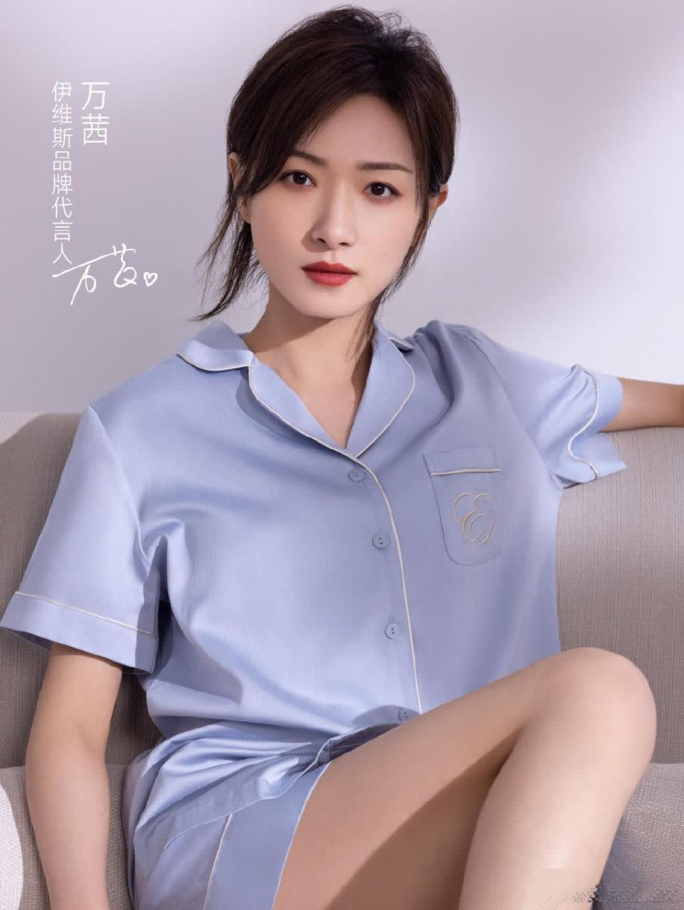 4450 万茜的笑容如春风,温暖而和煦.