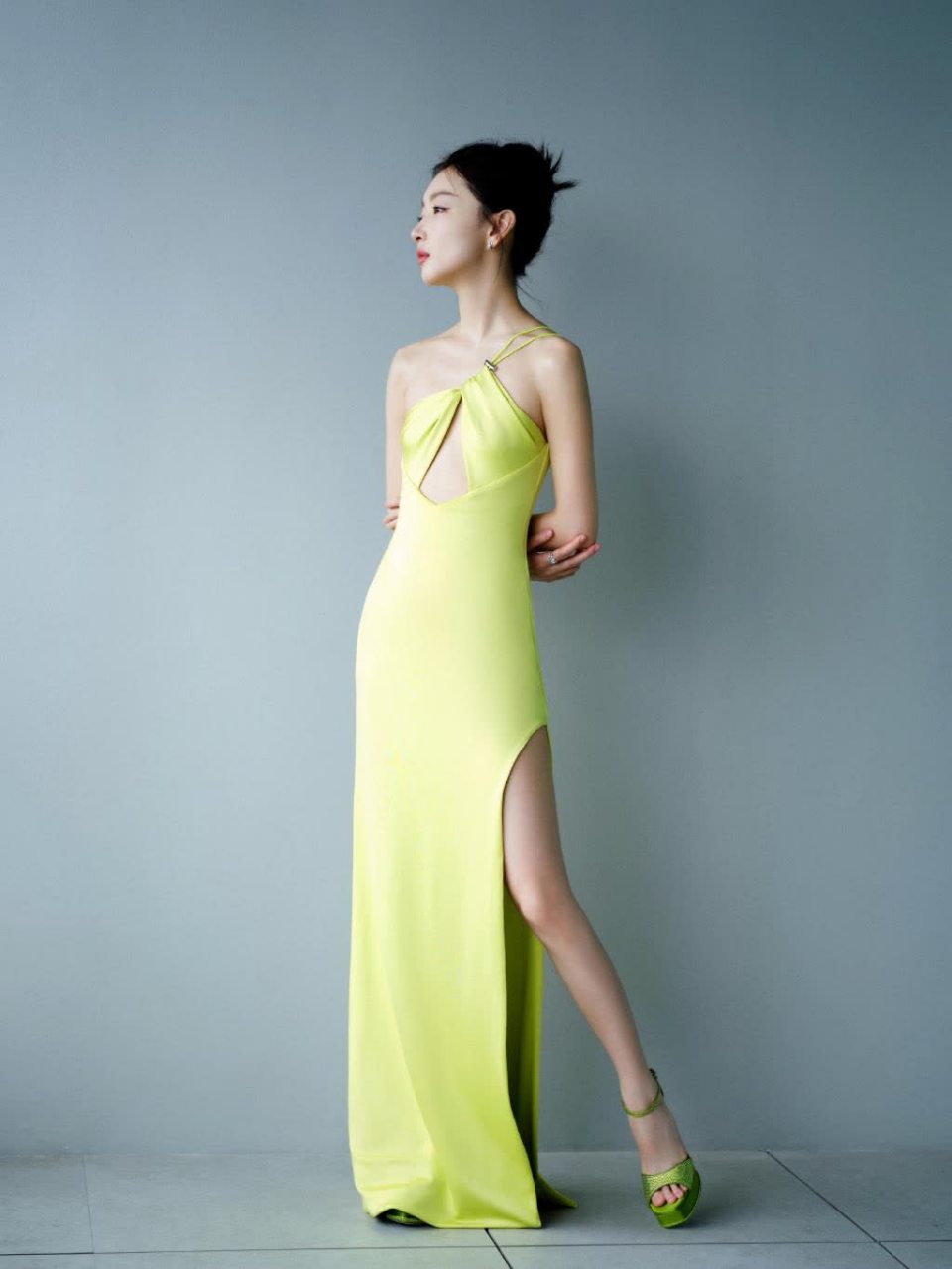 周冬雨:绿色厚底水钻一字带包后跟高跟凉鞋