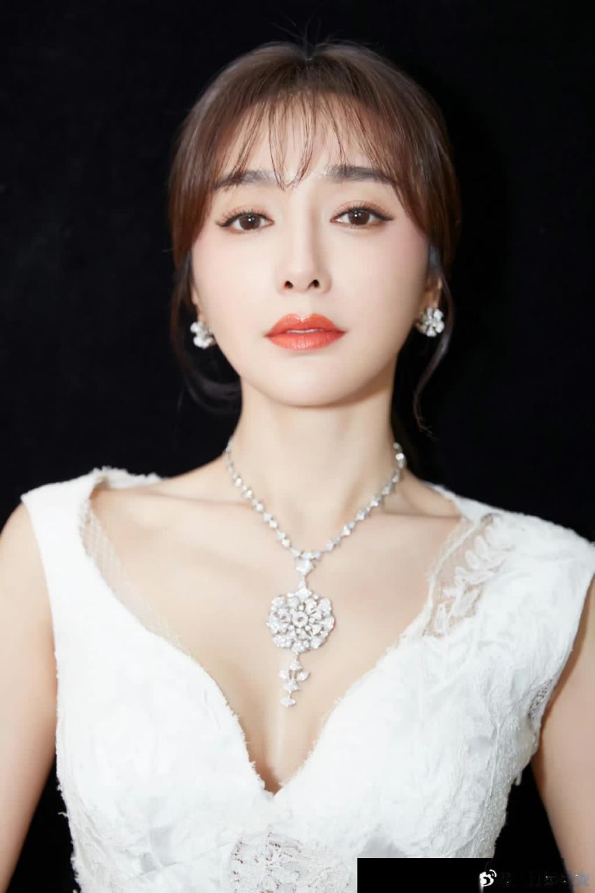 3552 秦岚的牛仔裤形状丰满,完美展示了她的身材曲线,每一个细节都