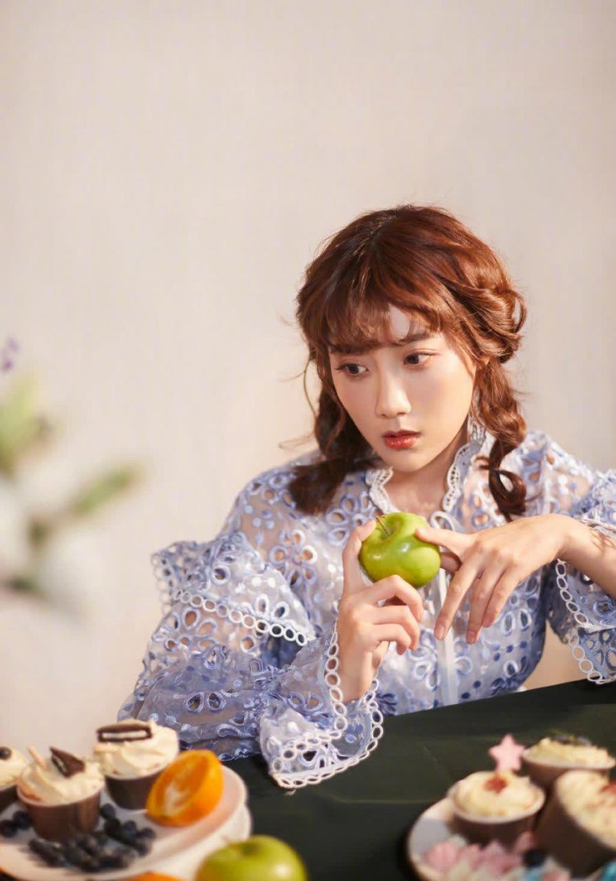 李艺彤精致优雅写真图片