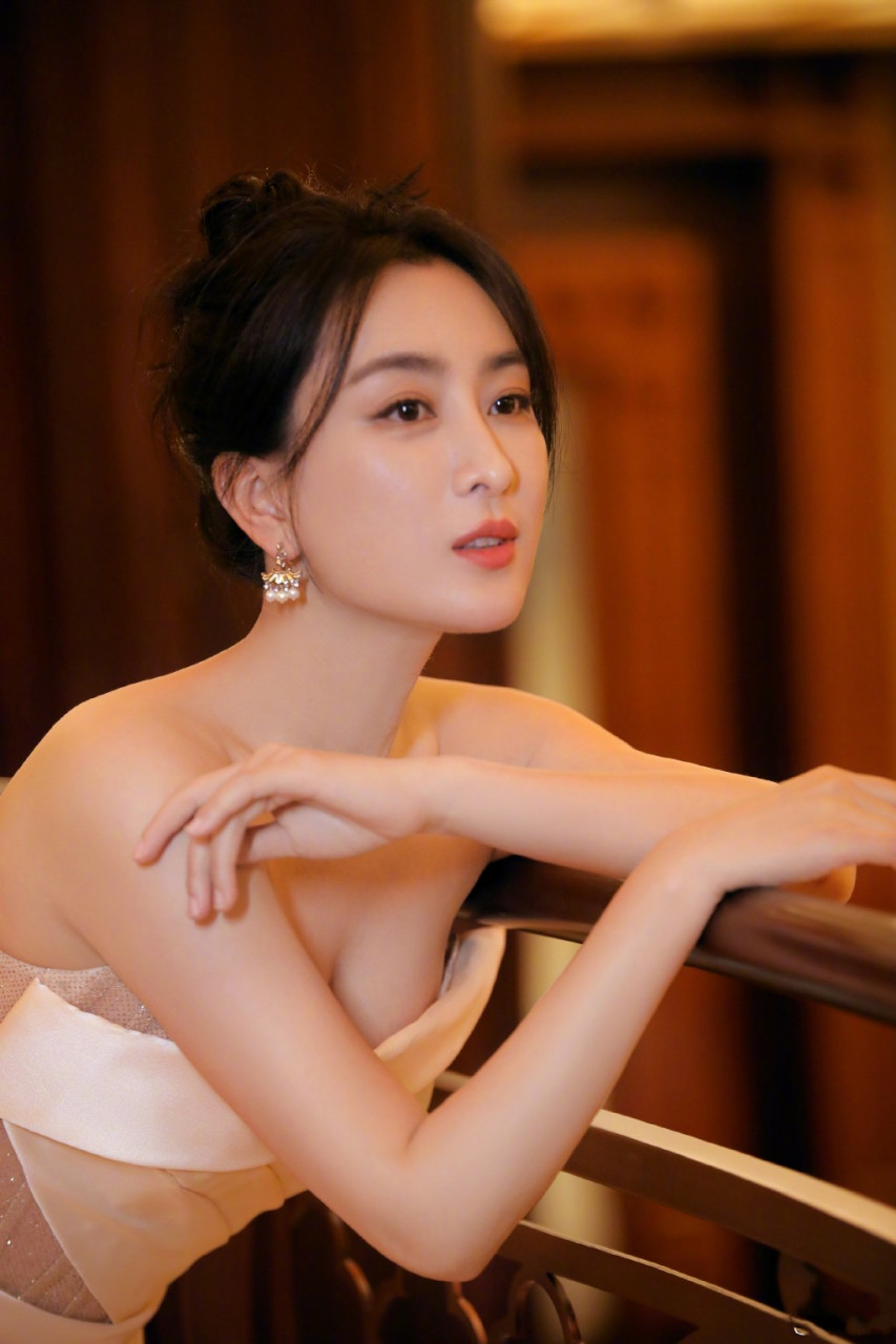 马苏,白色抹胸裙