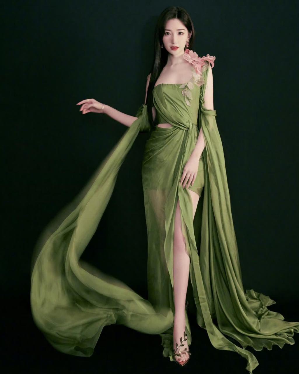 毛晓彤的玉足与绿色高跟鞋,别有韵味.