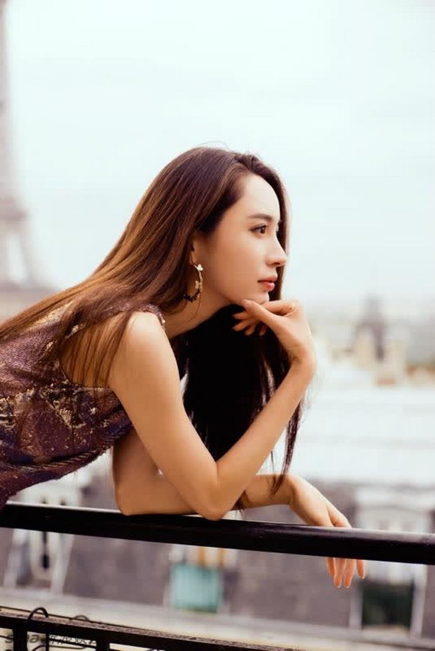 大长腿轻氧女神张熙媛法国写真优雅大气