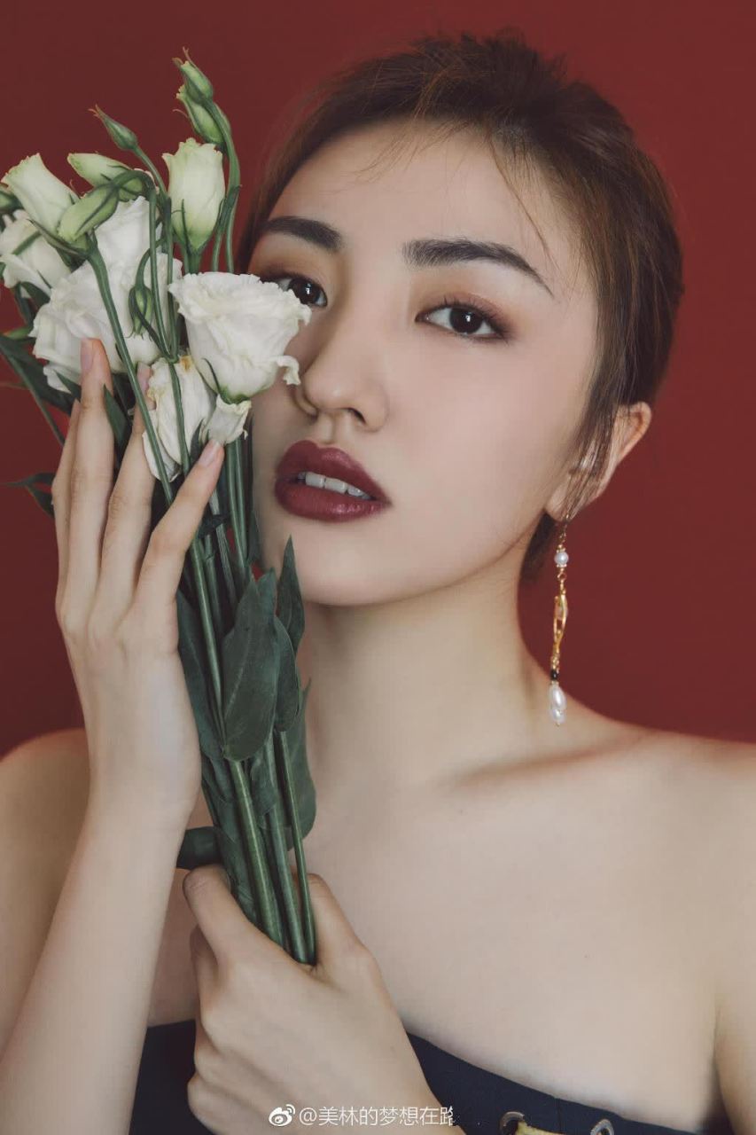 陈美林清凉八月性感写真朱唇秀美动人