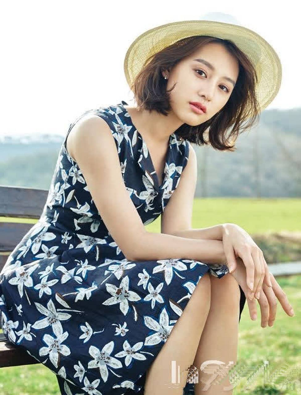 《太阳的后裔》金智媛写真碎花连衣裙演绎清新style