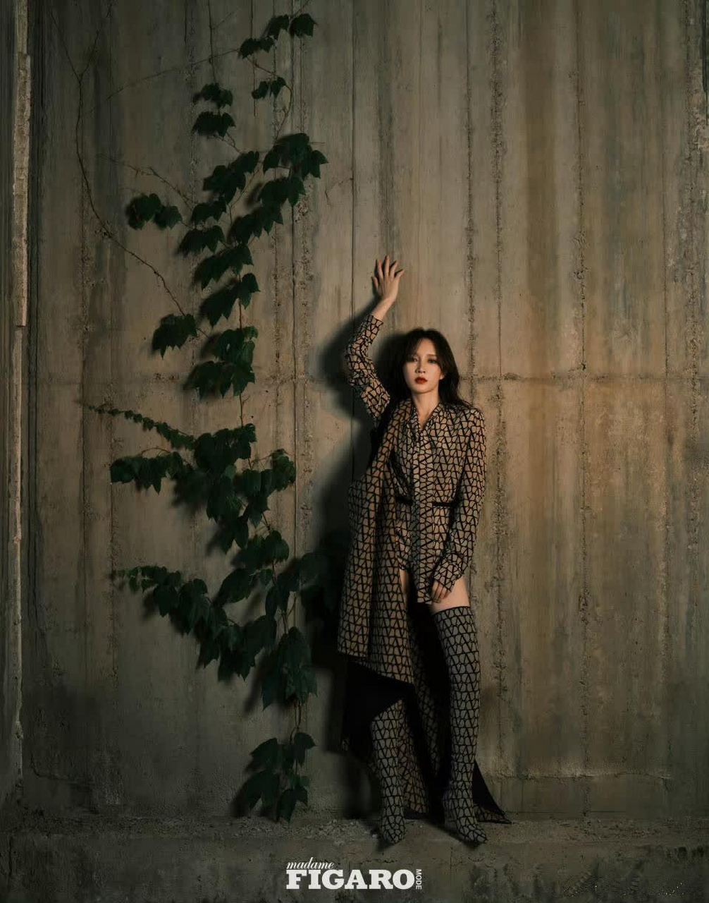 孟佳的美腿与长靴搭配,展现出她强烈的个性与时尚感,每一个细节都充满