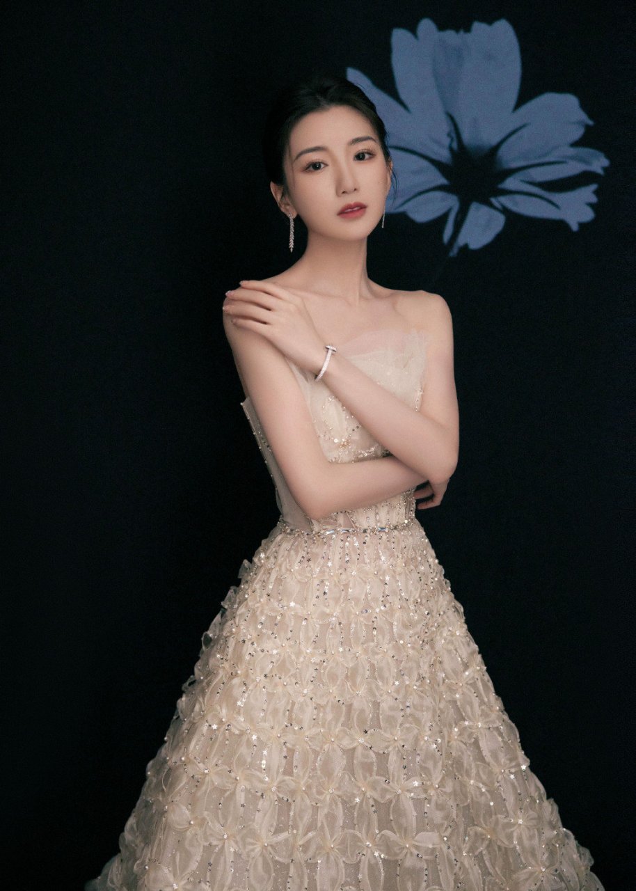 毛晓彤,国剧盛典白色流光长裙造型