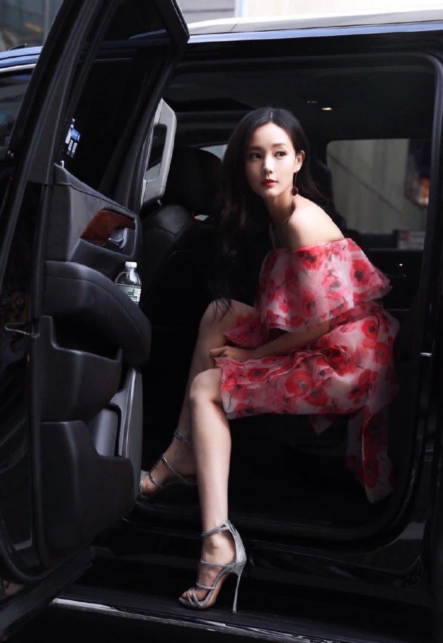 李一桐的一字带高跟鞋与精致的美足,如同水晶般闪耀,展现出无尽的优雅