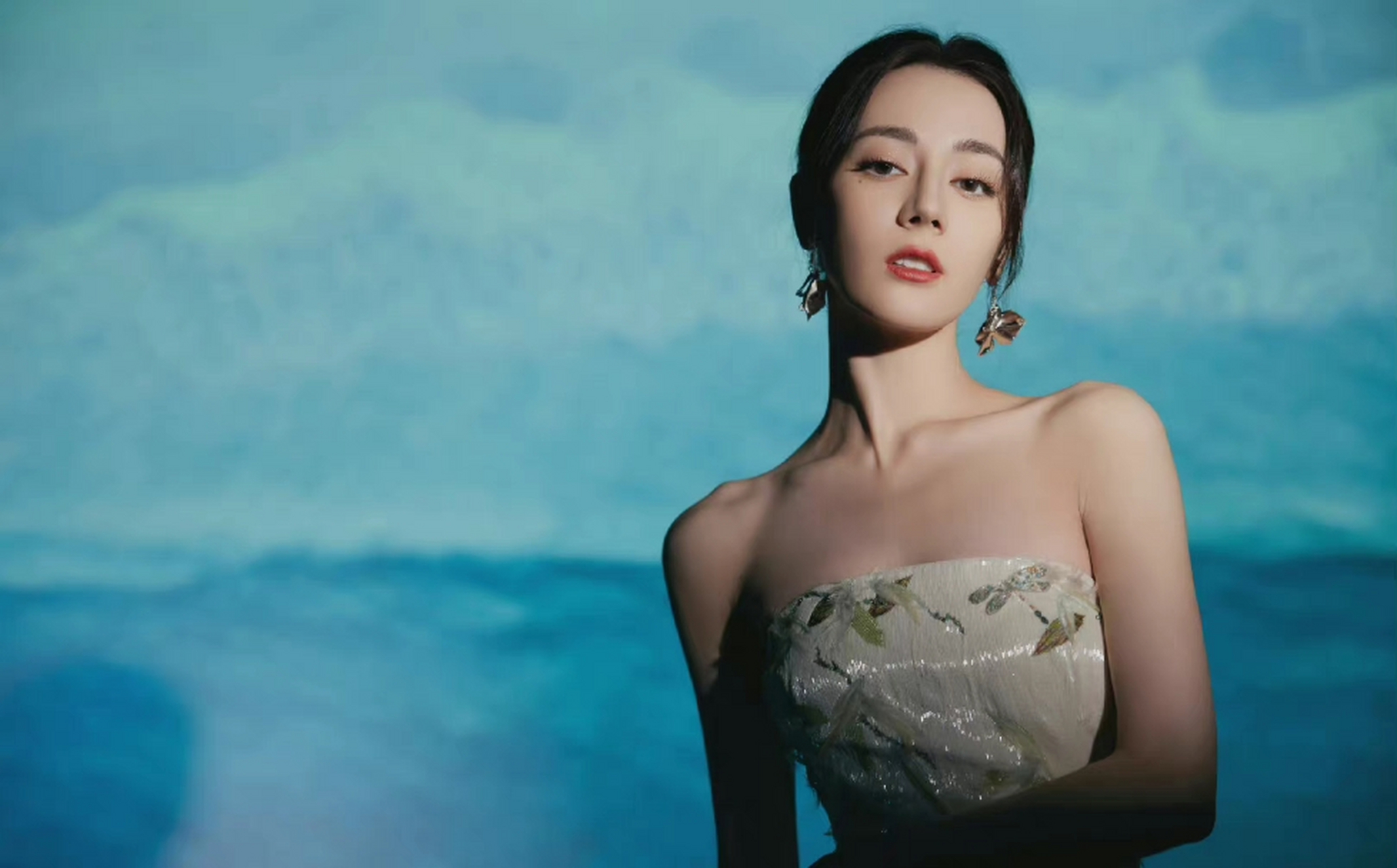 迪丽热巴白色抹胸印花裙