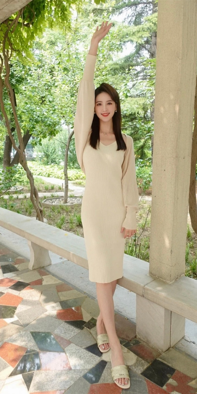 李丹儿,甜美气质如花瓣般绽放