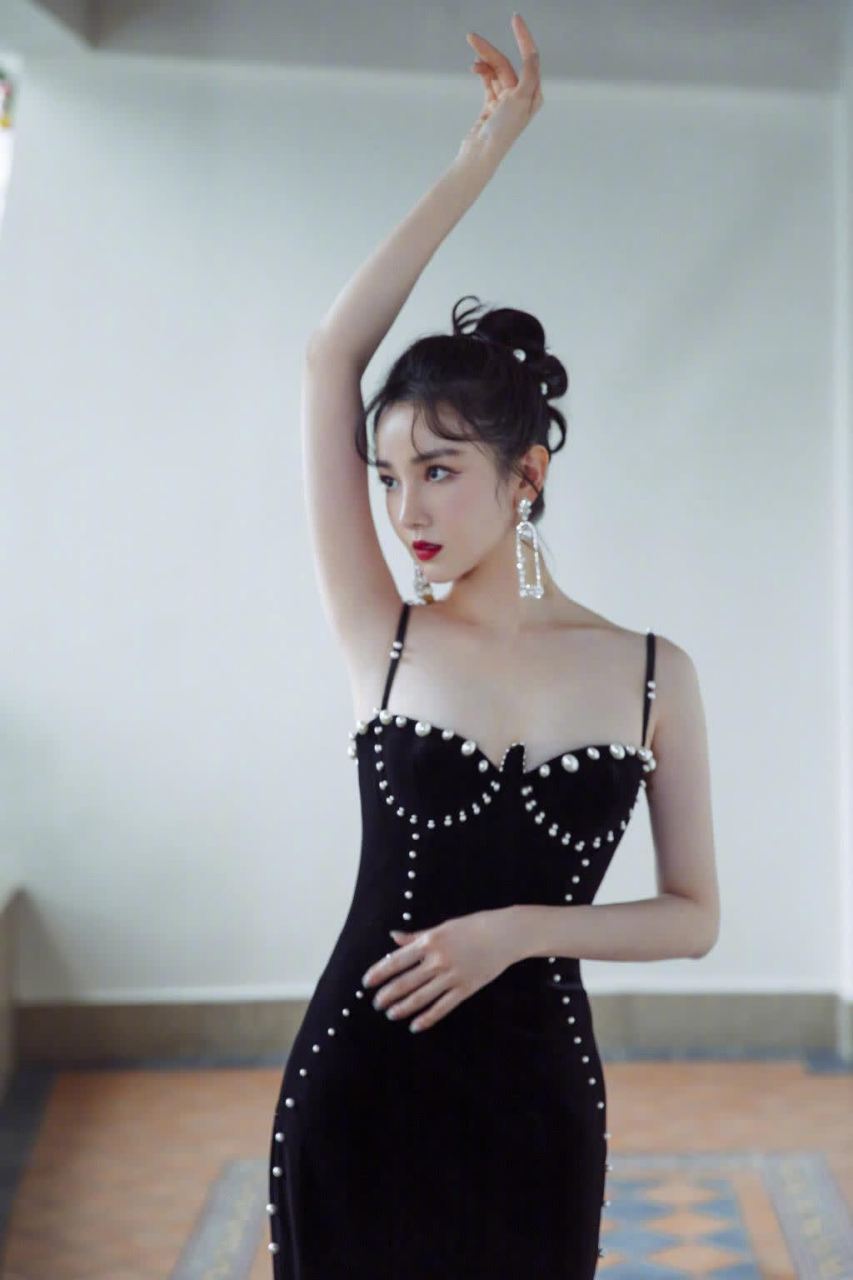陈小纭珍珠黑丝绒开衩裙